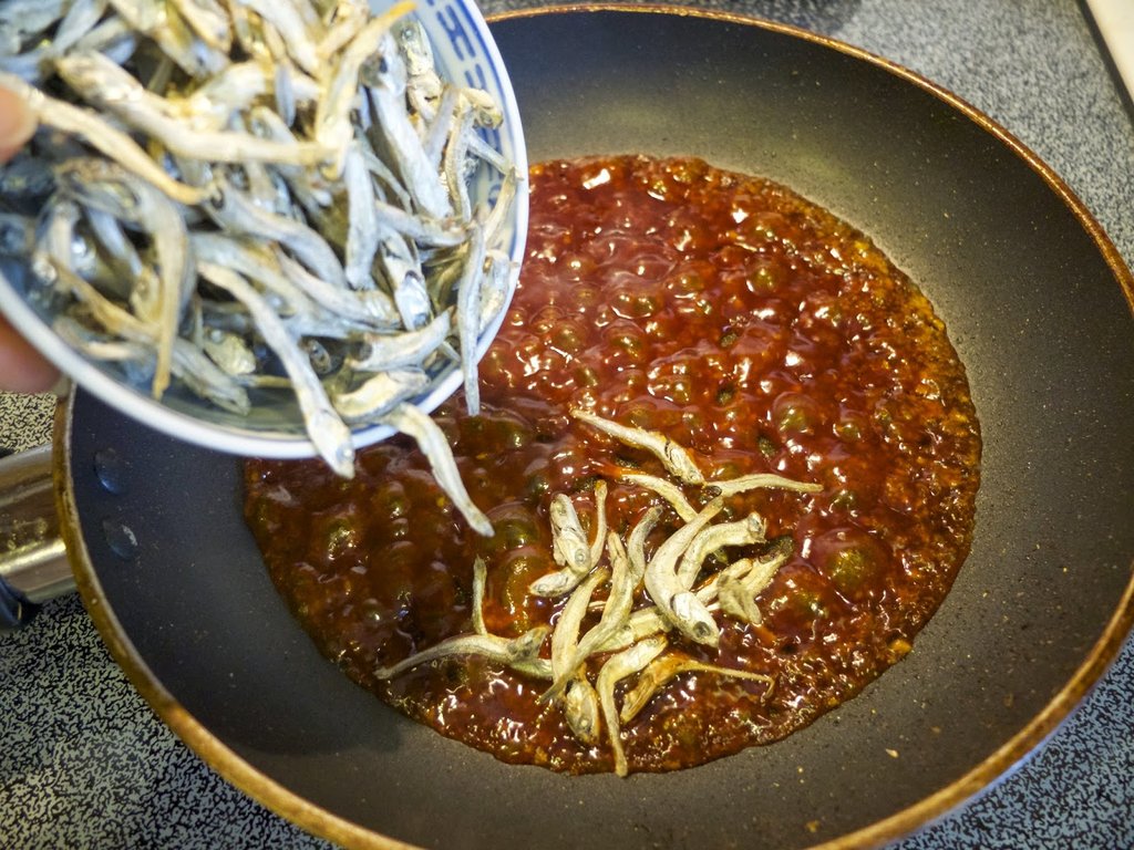 cho-ca-com-vao-nuoc-sot