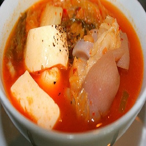 Canh kim chi hầm giò heo chua, cay