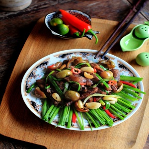 Lạ miệng với món Bồ câu xào cà pháo muối