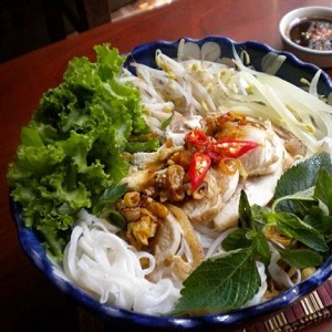 Thấm đẫm bắt mắt cùng món phở gà trộn sốt me